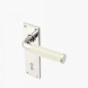 Funkistrycke-Byggfabriken-benvit-slat-knopp-langskylt-kort-550-204-4482.jpg