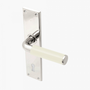 Funkistrycke-Byggfabriken-benvit-slat-knopp-langskylt-lang-550-205-cec3.jpg