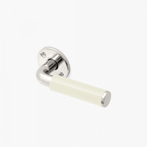 Funkistrycke-Byggfabriken-benvit-slat-knopp-rosett-550-202-807f.jpg