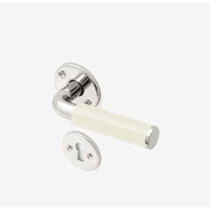 Funkistrycke-Byggfabriken-benvit-slat-knopp-rosett-nyckelskylt-550-203-b5a1.jpg