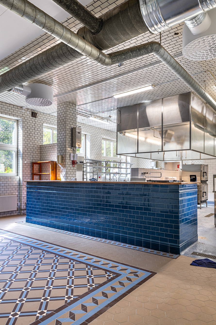 I omr&aring;det til private dining hos Freden finder vi den bl&aring; bar med flise fra Original Style i farven Baroque Blue
