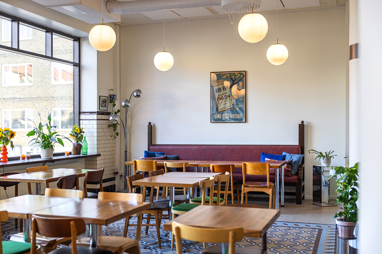 Restaurationsafdeling med kuglelamper og klinkegulv i bl&aring;t, brunt og beige m&oslash;nster