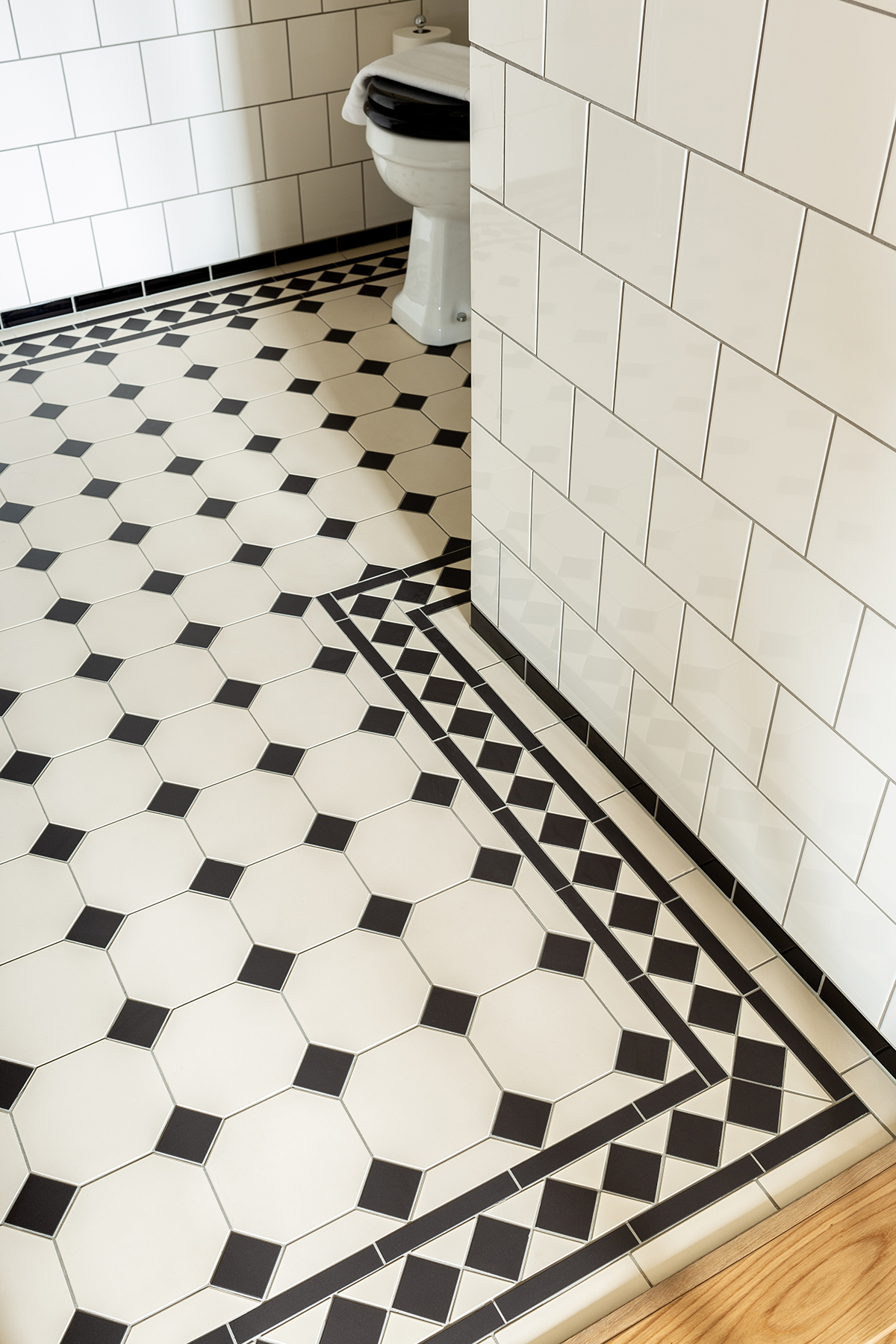 Badeværelsesgulv på Hotel Duxiana med Victorian floor tiles i mønster York i sort og hvid. Badeværelsesgulv på Hotel Duxiana med Victorian floor tiles i mønster York i sort og hvid.
