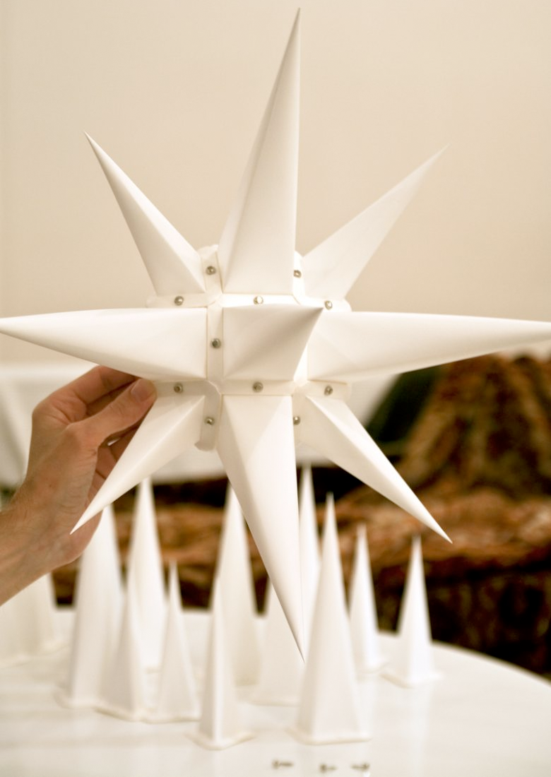 Flere spidser samles, og stjernen tager form. Flere spidser samles, og stjernen tager form.