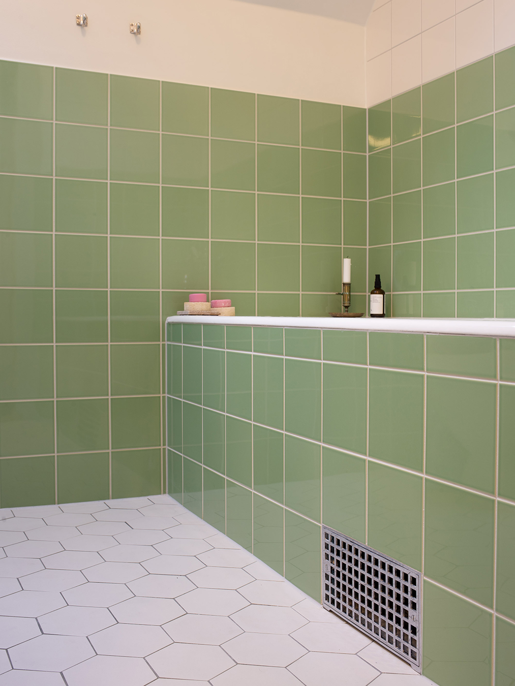 Badrum i funkisstil med gröna Filed Tiles i kulören Palm green och vitt klinker av hexagoner. Badrum i funkisstil med gröna Filed Tiles i kulören Palm green.