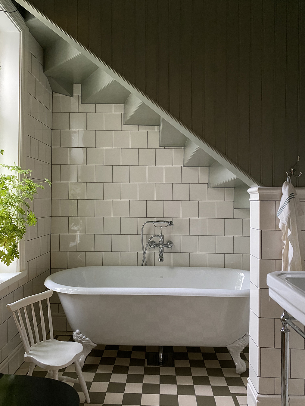 Badrum under trappa. Field tile kakel i kulör Vintage white och rutigt klinker Funkis i grönt och vitt. Badrum under trappa med kakel i vintage white och rutigt klinkergolv i grönt och vitt.