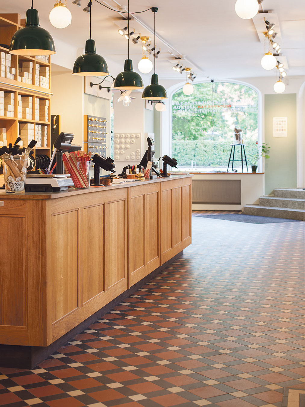 Klinkermönster Edinburgh i Byggfabrikens butik i Vasastan Byggfabrikens Vasastansbutik med golv av klinkermönster Edinburgh.