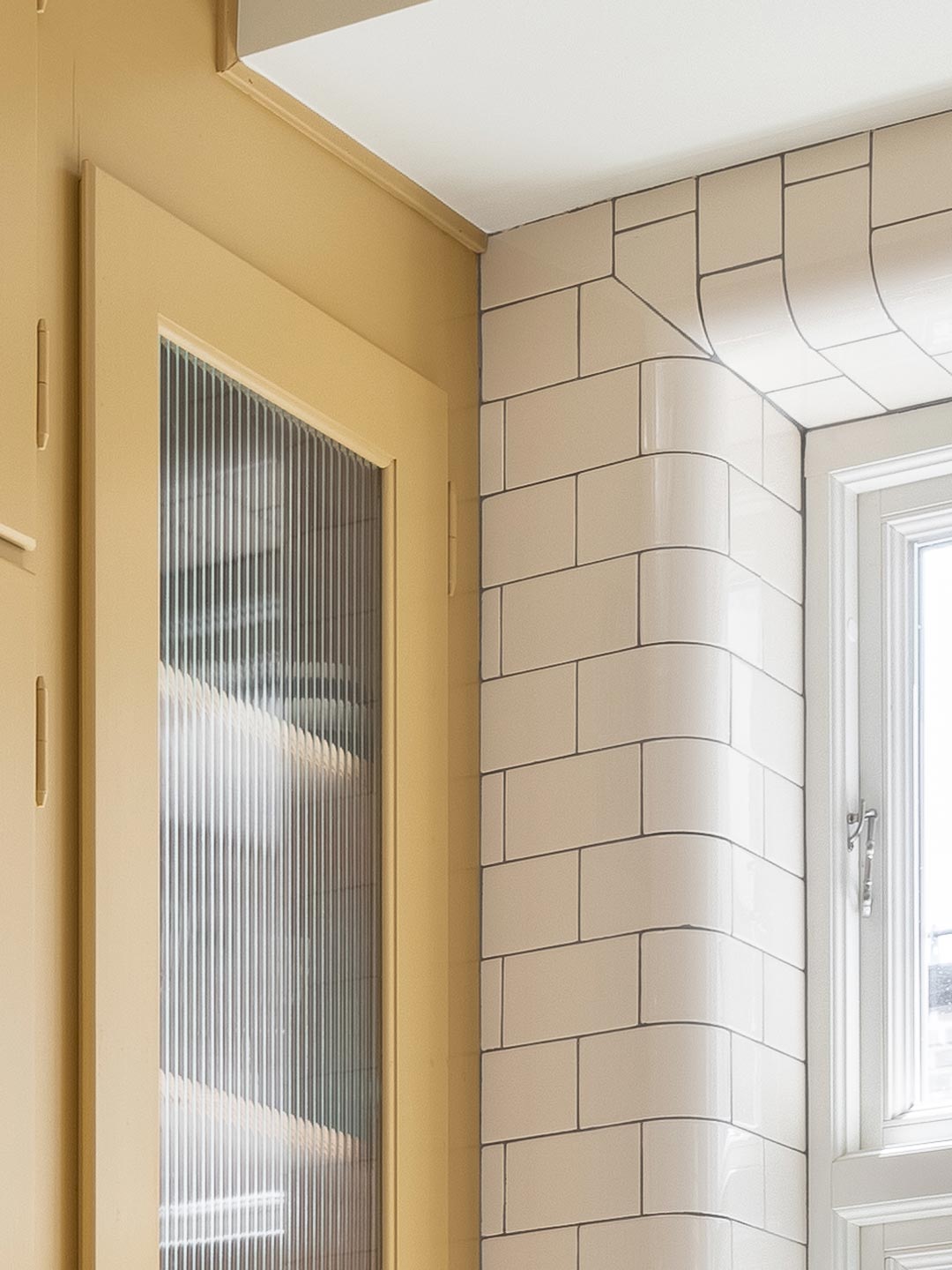 Køkken fra Byggfabriken i sandgul linoliemaling med Magnolia fliser fra H&E Smith omkring vinduesniche Køkken fra Byggfabriken i sandgul linoliemaling med Magnolia fliser fra H&E Smith omkring vinduesniche