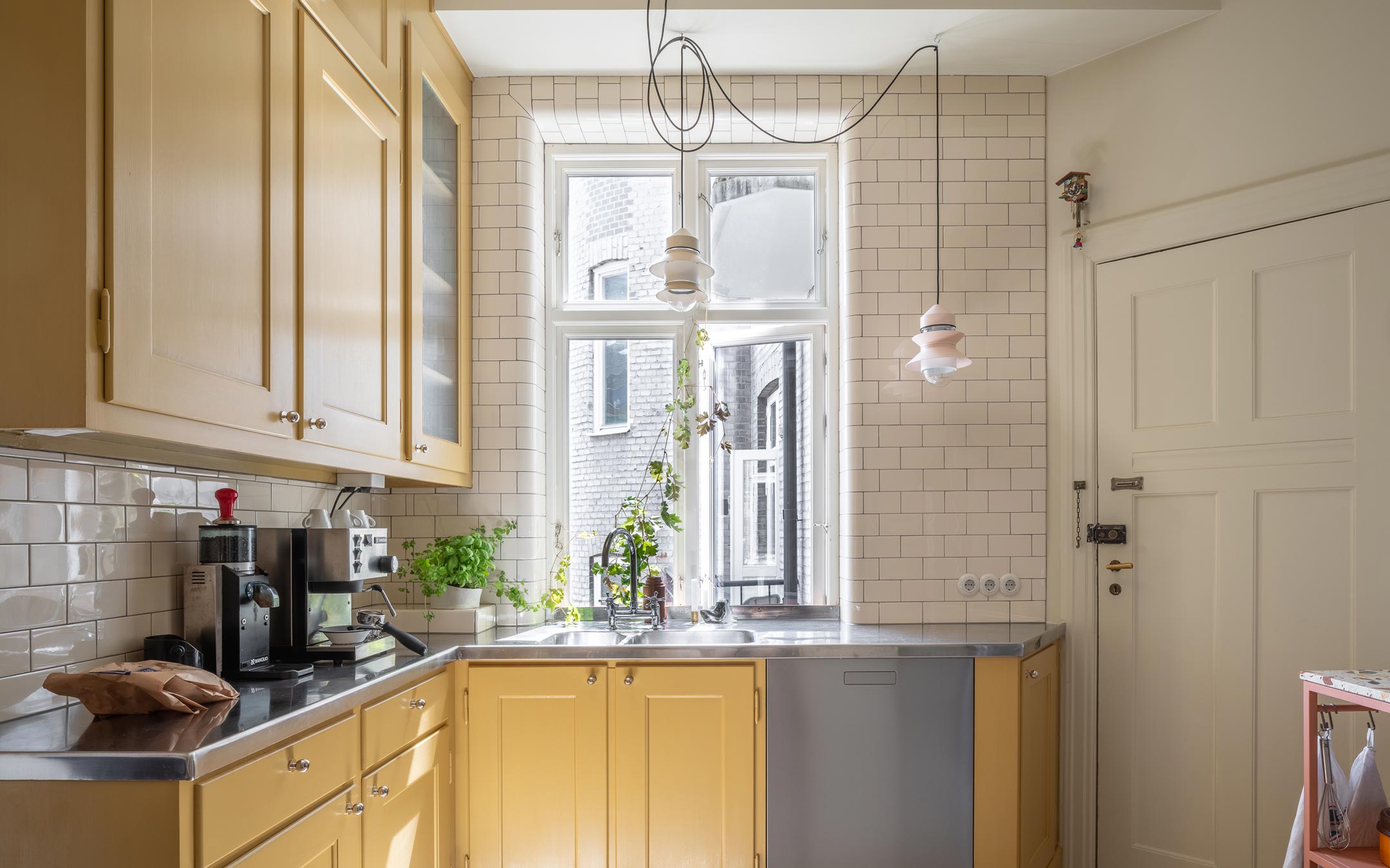 Køkken fra Byggfabriken med sandgul linoliemaling, H&E Smith fliser i Magnolia og stålbordplade Køkken fra Byggfabriken med sandgul linoliemaling, H&E Smith fliser i Magnolia og stålbordplade