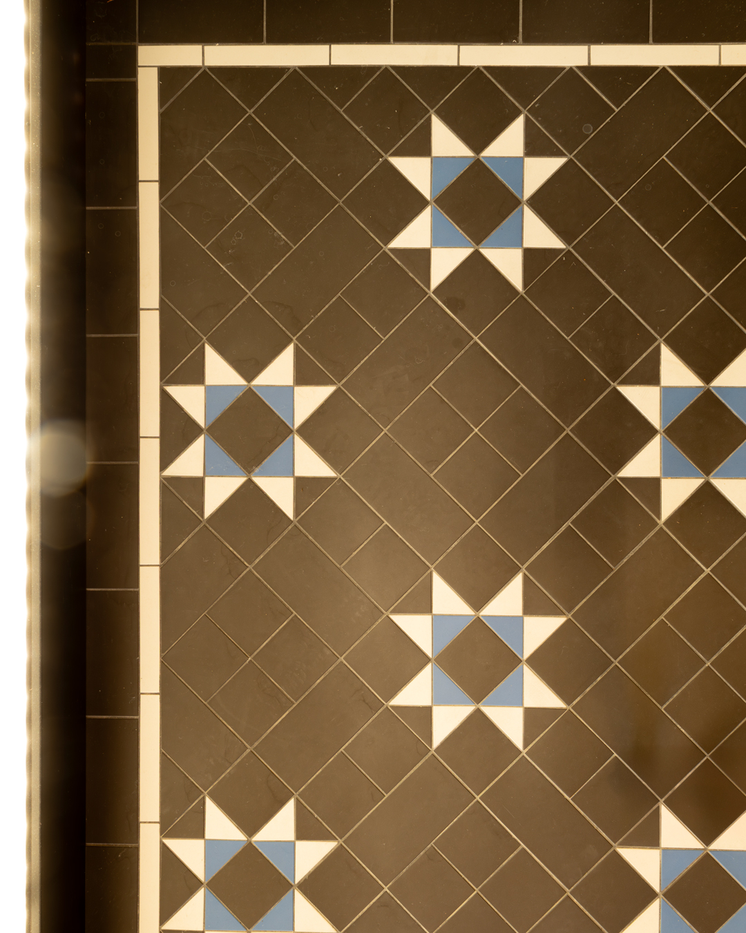 Flisem&oslash;nster af Victorian Floor Tiles; i farverne bl&aring;, hvid og sort