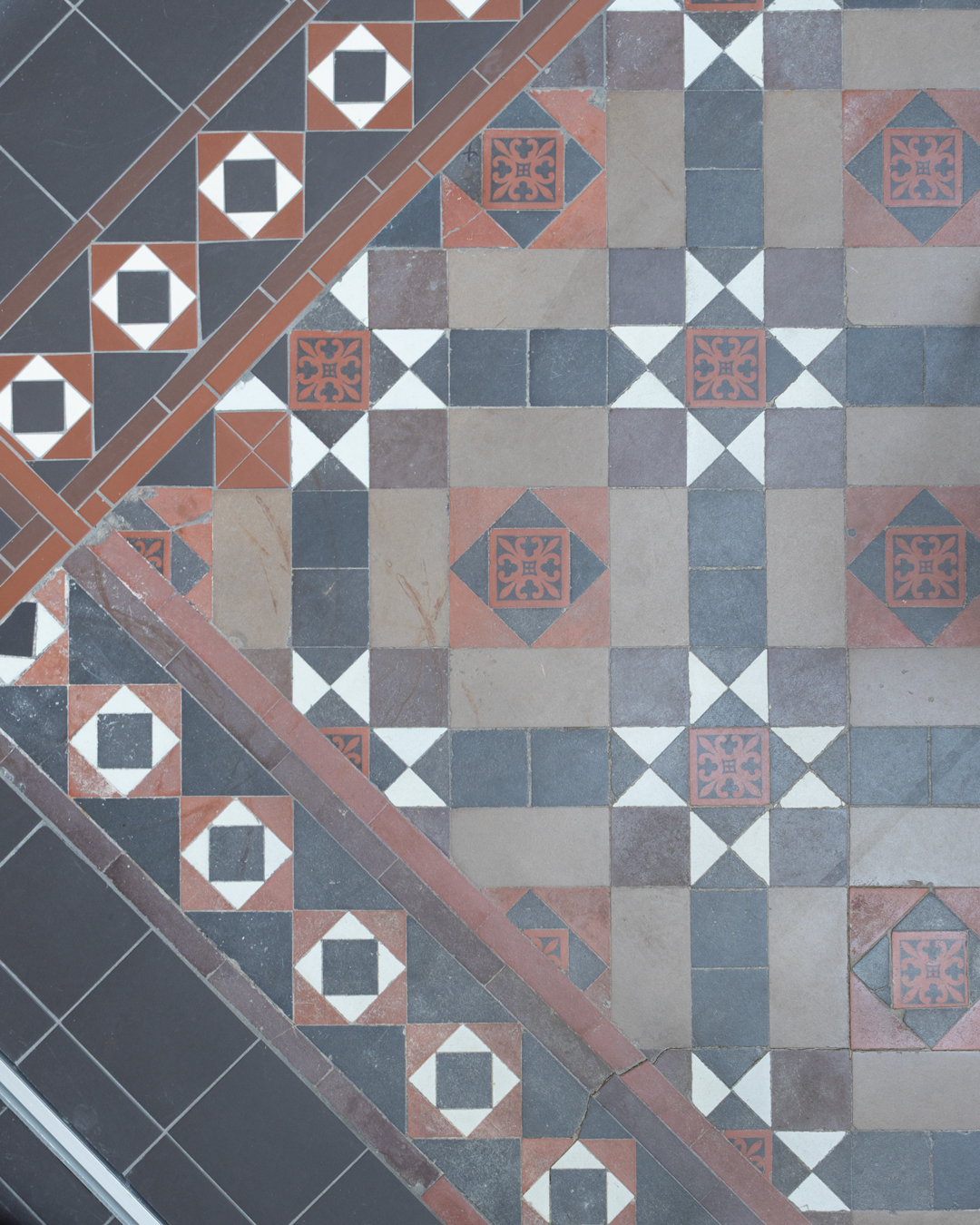 Originalgulv af Victorian Floor Tiles i Dicksonska Paladset, hvor man ogs&aring; kan se en reparation af det originale m&oslash;nster med nye fliser