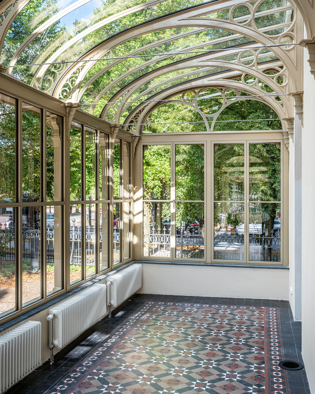 Et af orangerierne i Dicksonska Paladset med et m&oslash;nster af Victorian Floor Tiles i farverne hvid, beige, r&oslash;d og sort