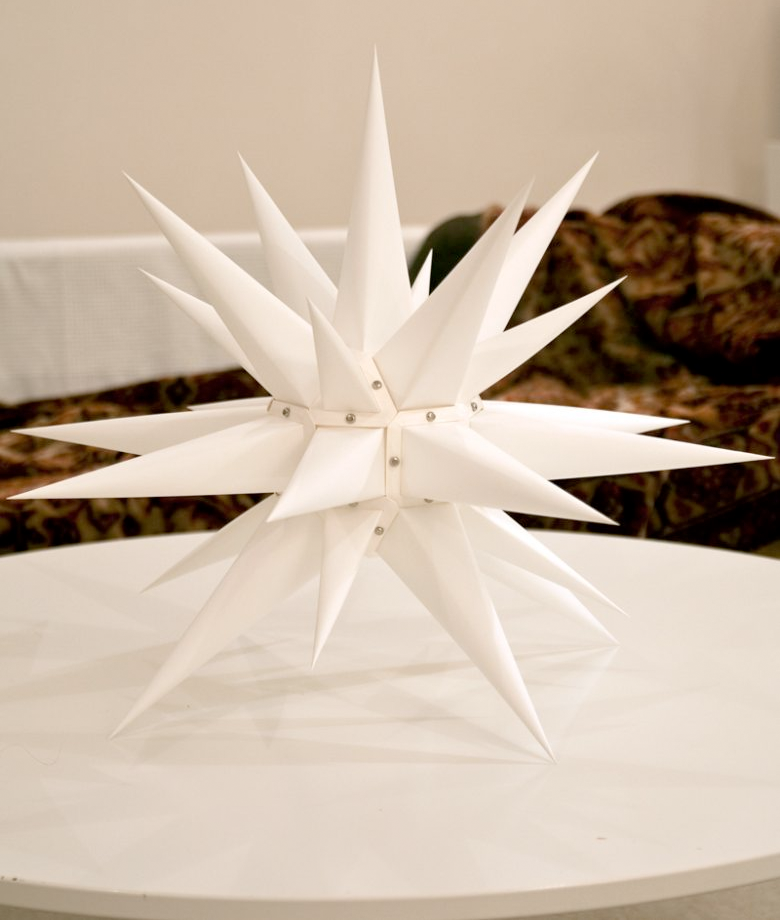 Færdigsamlet Herrnhuterstjerne, klar til ophængning. Færdigsamlet Herrnhuterstjerne, klar til ophængning.