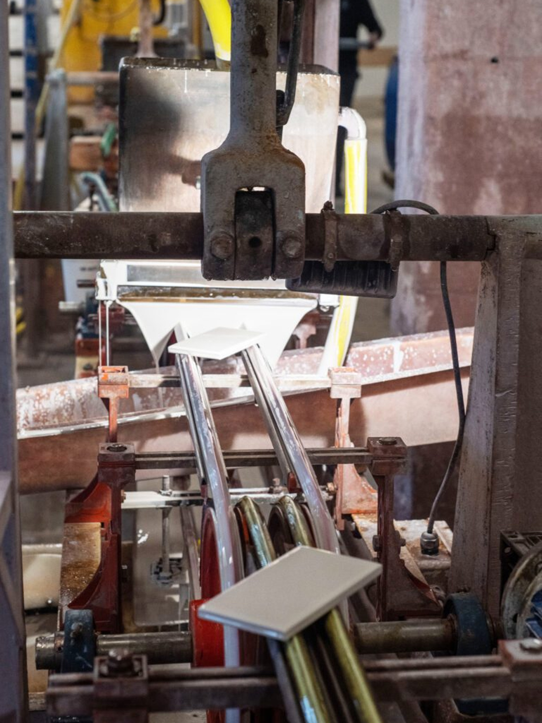 Vandfaldsglasering af keramiske fliser hos H&E Smith Vandfaldsglasering af keramiske fliser hos H&E Smith