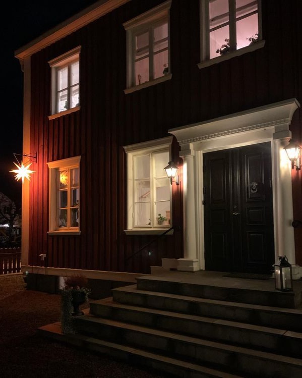 Tændt herrnhuterstjerne ved en indgang en vinteraften
