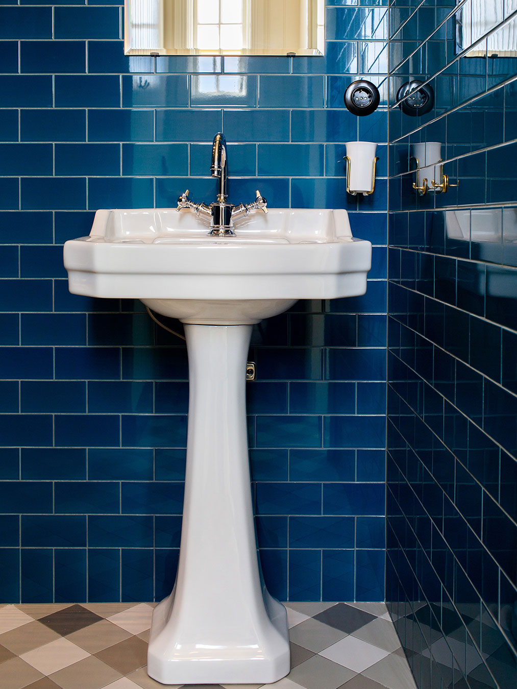 Toalett med tvättställ av Burlington och kakel i kulör Baroque blue. Toalett med tvättställ och kakel i kulör Baroque blue.
