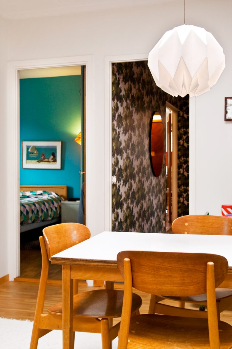 K&oslash;kkenstole i tr&aelig; sammen med et k&oslash;kkenbord med Perstorp-bordplade.