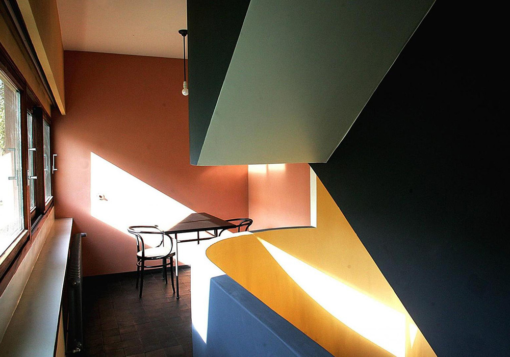 Rum i et hus tegnet af Le Corbusier med en rigdom af kul&oslash;rer og kombinationer, der fremh&aelig;ver arkitekturens detaljer.