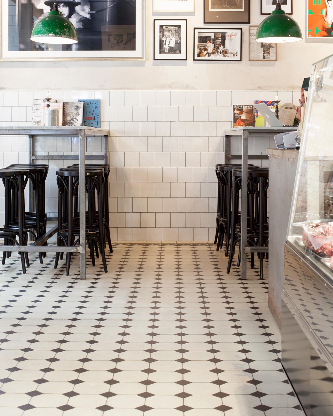 Restaurant med Victorian gulvfliser York i sort og hvid fra Byggfabriken
