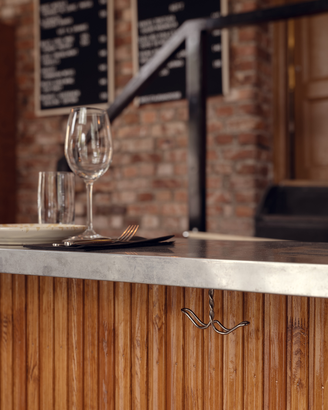 Bardisk på Restaurant Robb med monteret ankarkrog Bruksgatan fra Byggfabriken