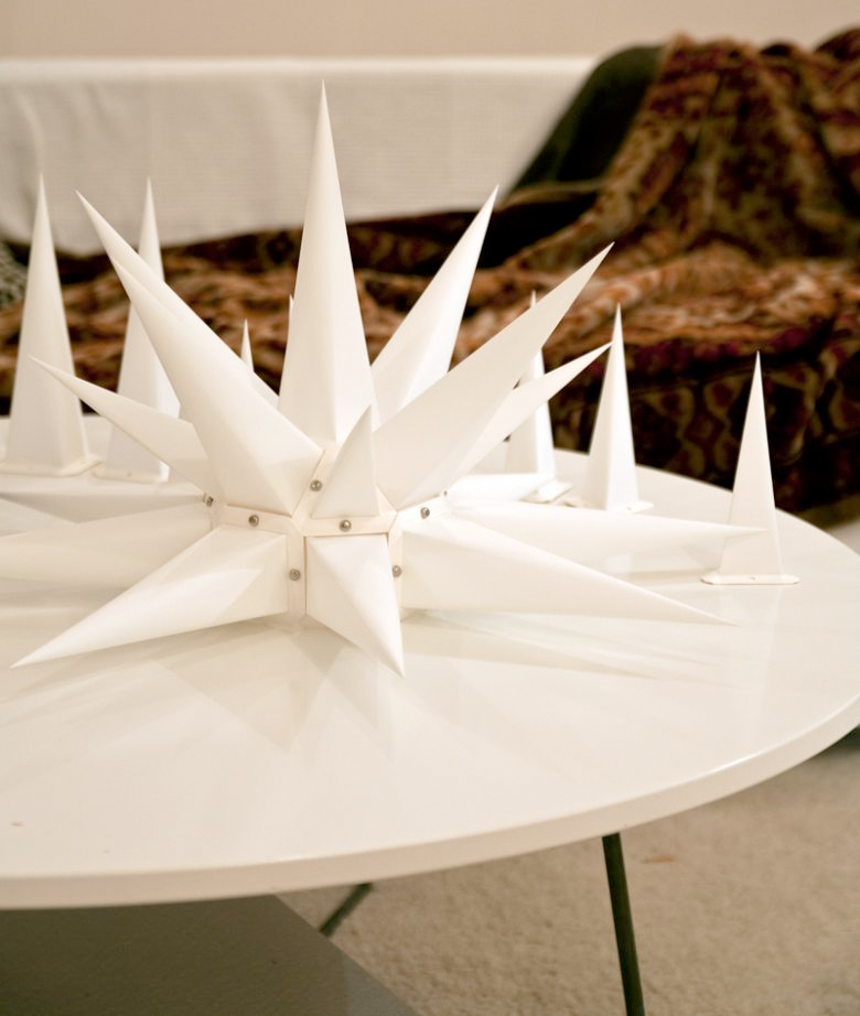 Herrnhuterstjernen bygges færdig med de sidste spidser. Herrnhuterstjernen bygges færdig med de sidste spidser.